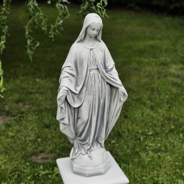 FABRIQ Statue de Sainte Madone sur Colonne, Grande Statue Vierge Marie en pierre massive (63 cm de hauteur, 16 kg) Jardin et maison, Cadeau religieux & Mère de Dieu Décoration